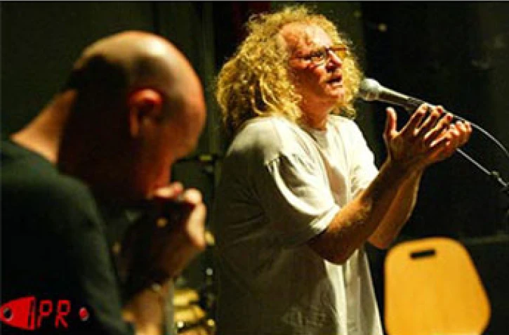 Danyèl Waro, l'un des principaux chantres du maloya (musique traditionnelle de La Réunion) et l'harmoniciste Olivier Ker Ourio  en répétition pour une série de concerts en septembre 2002