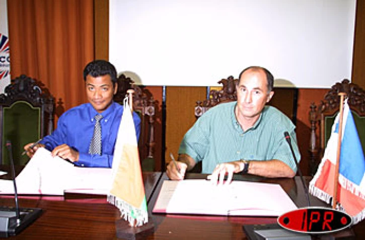 Mardi 4 novembre 2003

Lors de la signature de la convention de partenariat entre La Réunion et Madagacar