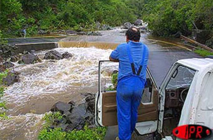 Le cyclone Hary est passé à proximité de La Réunion le mardi 12 mars 2002. les fortes précipitations ont  coûté à la vie à un homme qui tentait de traverser le radier submergé du Chaudron à Saint-Denis (Nord).