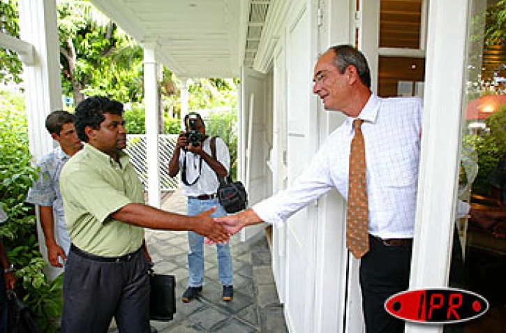 19 mars 2003. Le collectif emplois en danger a rencontré le président de l'associaion des maires de La Réunion, Jean-Louis Lagourgue, pour lui faire part de ses inquiétudes sur le reclassement des emplois jeunes en fin de contrat
