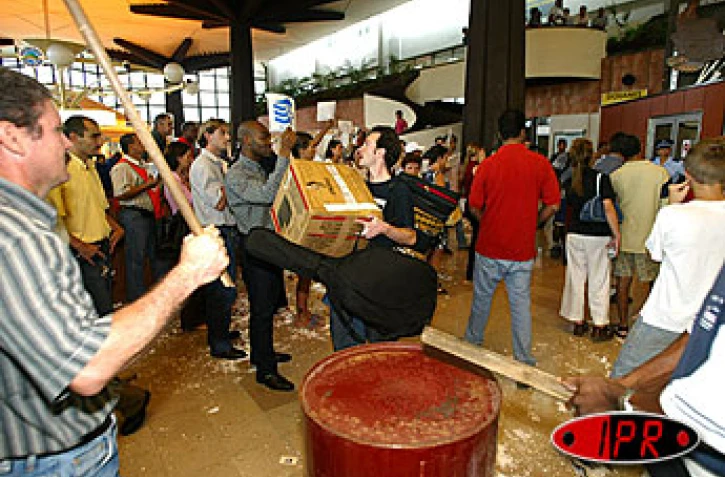 Lundi 28 avril 2003 - Les grévistes de la chambre de commerce et d'industrie de La Réunion ont manifesté à l'aérogare Roland Garros au son des percussions