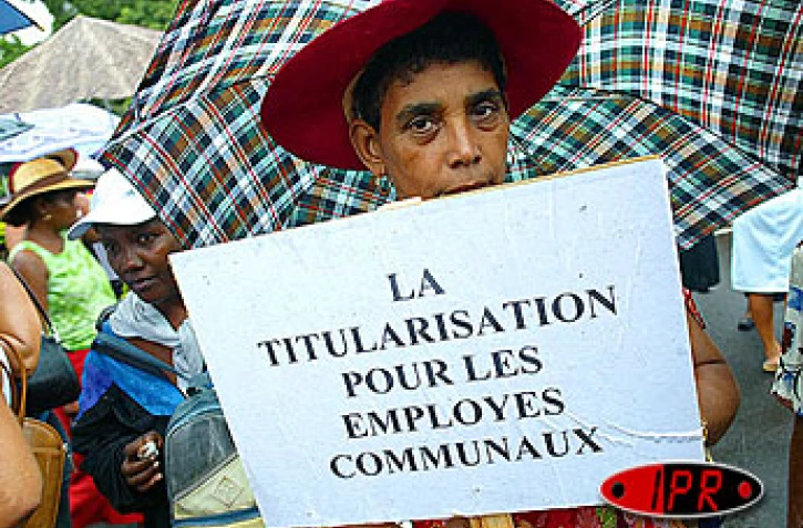 Lundi 16 février 2004
Des milliers d'employés communaux sont descendus dans la rue pour réclamer leur titularisation