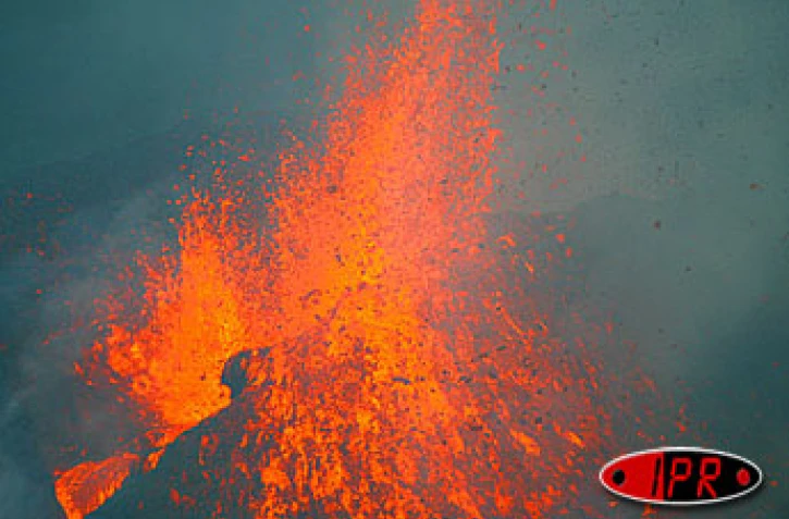 Le piton de la Fournaise est entré à nouveau en éruption le mercredi 4 juin 2003 vers 15 heures.