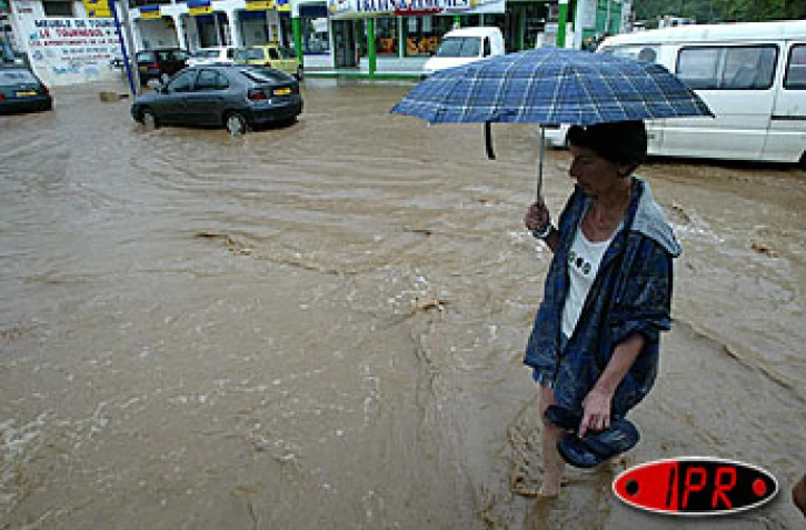 De fortes pluies se sont abattues sur l'île ce vendredi 18 avril 2003. Seul le Sud a été moins arrosé. Les précipitations ont encore provoqué des inondations à la Saline les Bains