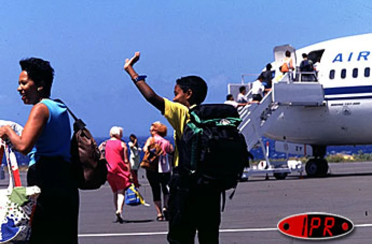 Après les  difficultés de l'année 2002, l'aéroport de Pierrefonds - Saint-Pierre (Sud) a enregistré une nette reprise de son trafic au cours du premier trimestre 2003. Le site devrait vite retrouver sa vitesse de croisière