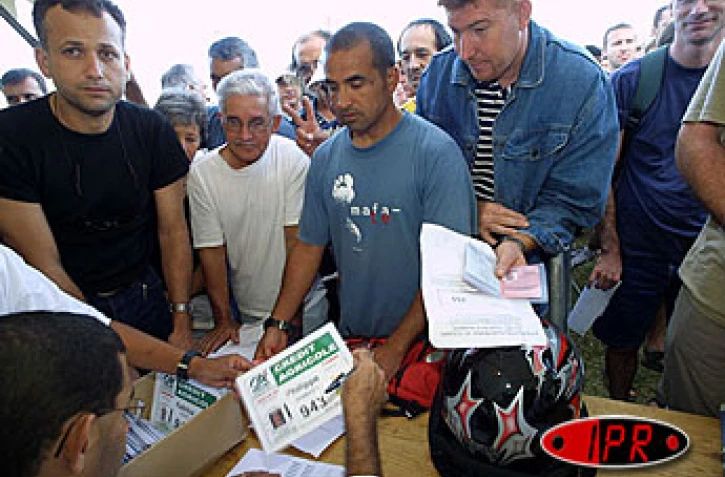 Tous les concurrents du Grand Raid 2003 ont reçu leur dossard mercredi soir 22 octobre  au stade de la Redoute à Saint-Denis