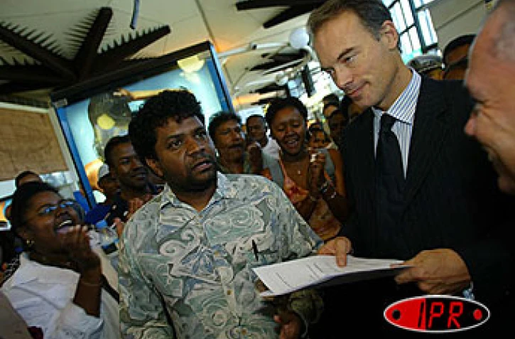 Jeudi 2 octobre 2003
Renaud Dutreil, Secrétaire d'Etat aux PME et à l'artisanat, a rencontré une délégation du collectif emploi en danger