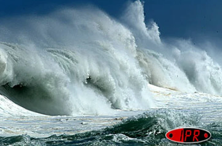 Dimanche 31 août 2003 -
Des vagues énormes s'écrasent sur la côte Sud-Ouest