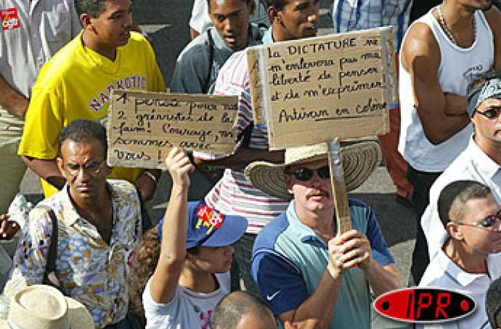 Lundi 10 juin 2003
Plusieurs milliers de personnes ont défilé une nouvelle fois dans les rues de Saint-Denis contre les projets de décentralisation et de réforme des retraites