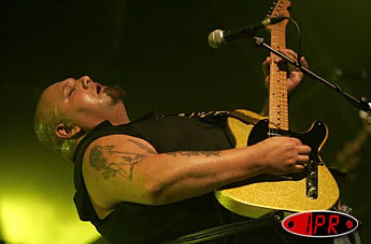 Vendredi 6 août 2004

Le rocker américain Popa Chubby a littéralement soulevé son public