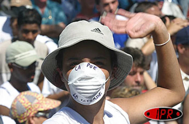 25 000 grévistes de l'Éducation nationale ont manifesté  à Saint-Pierre le mercredi 23 avril 2003. Ils protestent toujours contre &quot;le démantèlement du service public d'éducation&quot;