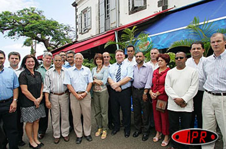 Mardi 5 octobre 2004 -
Lors de la présentation de la liste de l'UER pour les élections à la CCIR