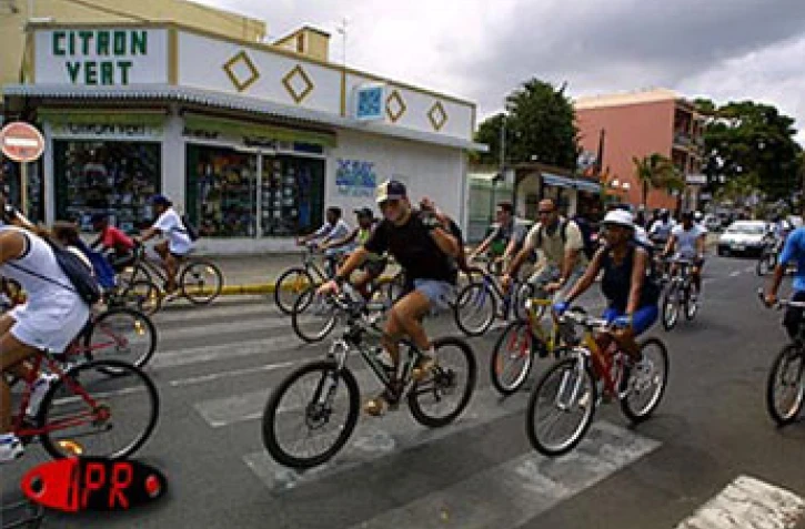 Le dimanche 17 décembre 2000 au matin, plus de 1 500 vélos ont investi - tout à fait pacifiquement -, les rues de la cité portoise dans le cadre de l'opération &quot;vélo 2000&quot;