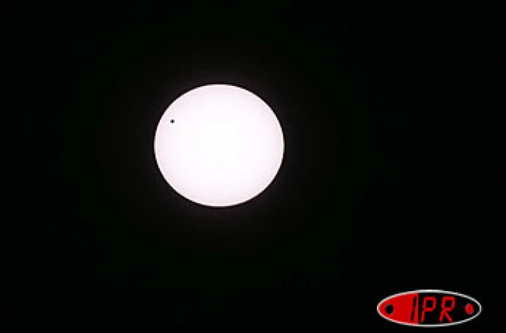 Mardi 8 juin 2004 - 

Sous forme d'un point noir se déplaçant lentement, Vénus est passée devant le soleil