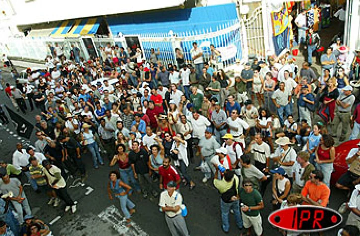 Vendredi 16 mai 2003 - Des grévistes de l'Éducation nationale ont manifesté devant le siège du service académique d'information et d'orientation à Saint-Denis