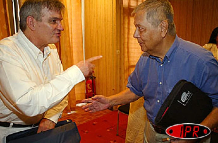 Vendredi 20 février 2004
Camille Sudre et Paul Vergès lors de leur conférence de presse