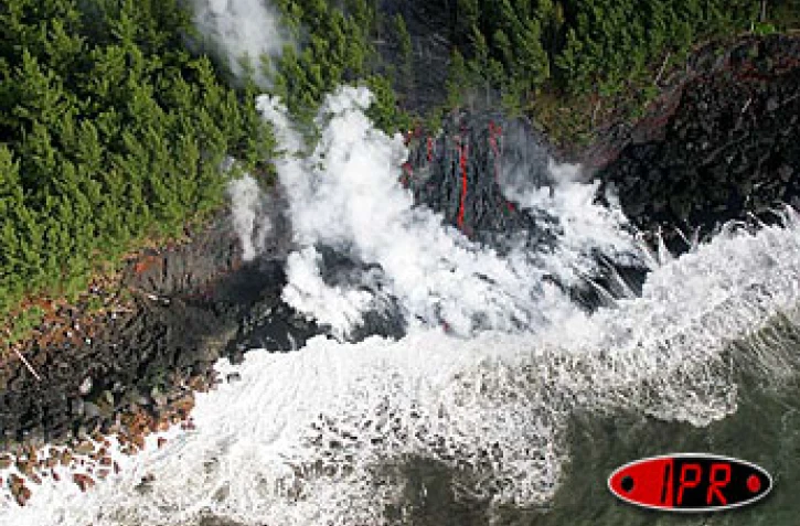 Lundi 30 août 2004 - 

Une deuxième coulée de lave se jette dans la mer du côté de Saint-Philippe (Sud) depuis le dimanche 29 août