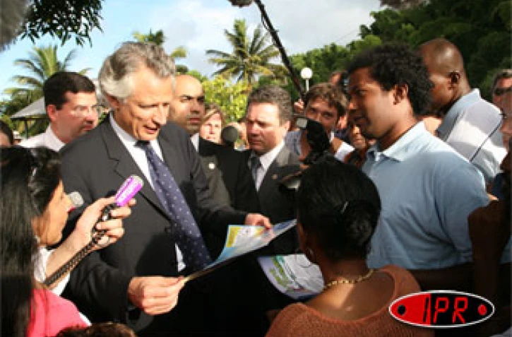 Dimanche 26 février 2006 -

Dominique de Villepin, Premier ministre, et Xavier Bertrand, ministre de la Santé, ont assisté à une opération de démoustication à Bras Panon (Est)