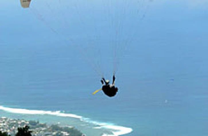 Dimanche 9 novembre 2003
Image du championnat de parapente
Photo Nicolas Villeneuve