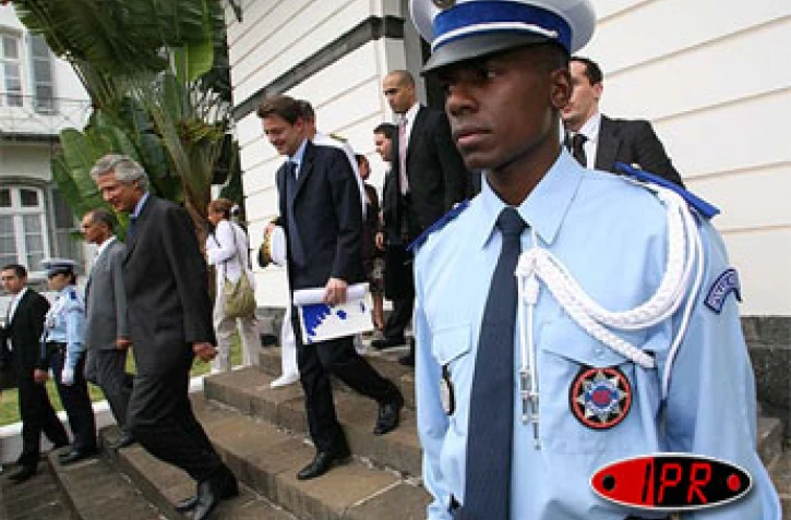 Jeudi 18 mai 2006 -

Dominique de Villepin en visite à La Réunion