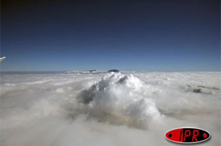 Jeudi 20 juillet 2006 - 

En éruption depuis 4 heures 10, le piton de la Fournaise est noyé dans les nuages - 
Photo Hervé Douris
