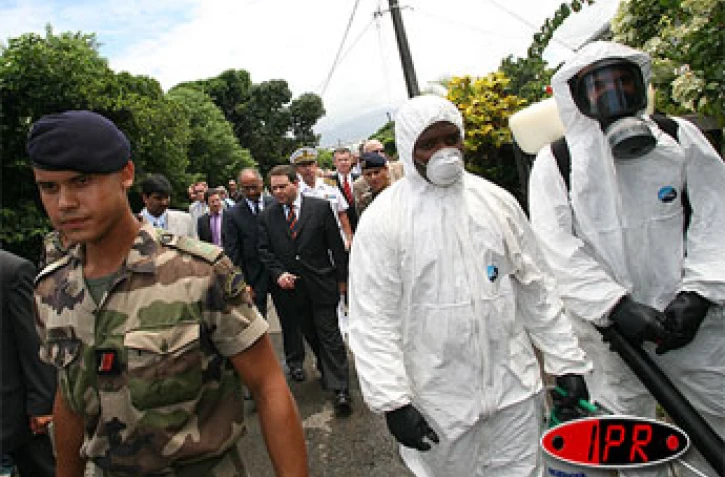 Lundi 30 janvier 2006 - 

Xavier Bertrand, ministre de la santé, en visite à La Réunion dans le cadre du renforcement du plan de lutte contre le chikungunya