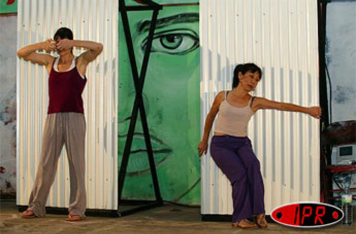 Lundi 28 novembre 2005 -

Répétitions pour la Compagnie de danse Yun Chane qui jouera la première au festival de danse de Saint Denis les 1er et 7 décembre