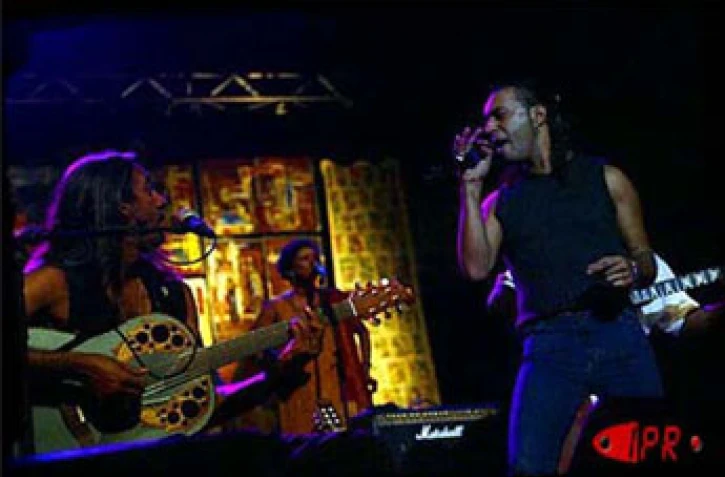 Concert de Ziskakan au théâtre de plein air de Saint-Gilles, le samedi 6 avril 2002 pour la présentation de l'album Rimayèr