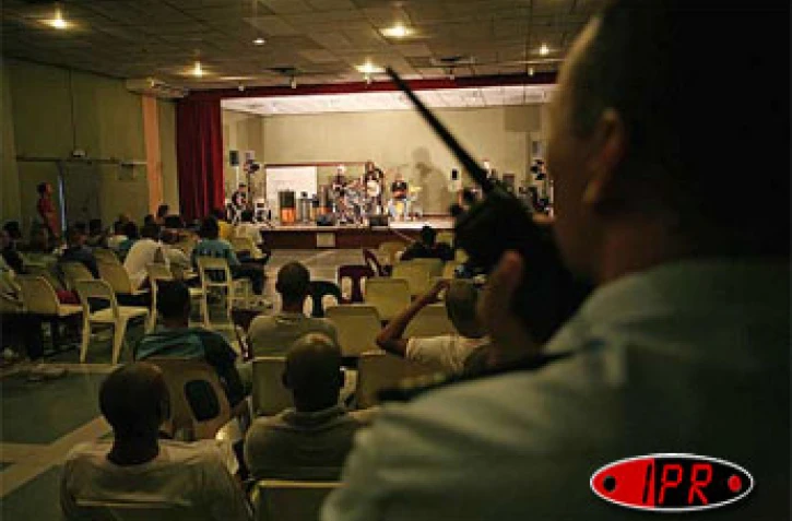 Mardi 26 décembre 2006 -

À l'occasion des fêtes de fin d'année, Ziskakan s'est produit en concert à la prison du Port