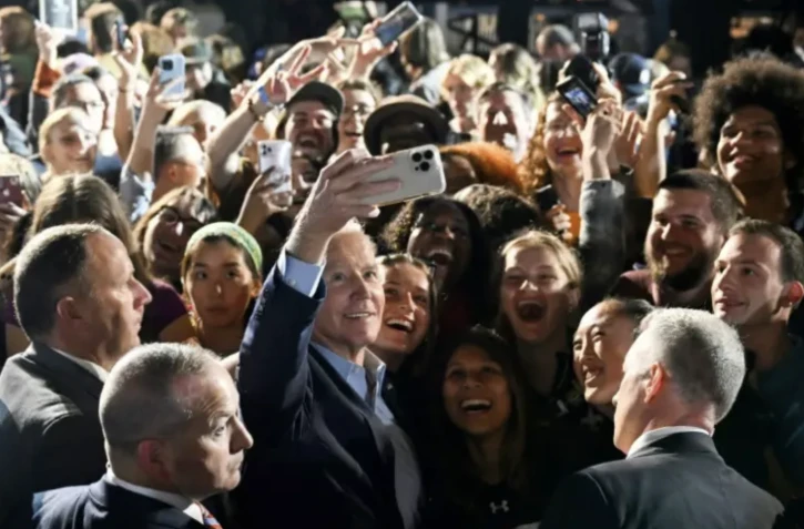 Le président américain Joe Biden avec des sympathisants démocrates le 6 novembre 2022 à Yonkers, dans l'Etat de New York (nord-est) ( AFP / SAUL LOEB )