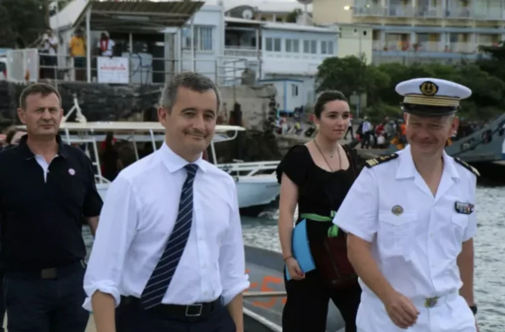 Gérald Darmanin et le préfet de Mayotte Thierry Suquet, à Petite-Terre, le 31 décembre 2022 ( AFP / Gregoire MEROT )