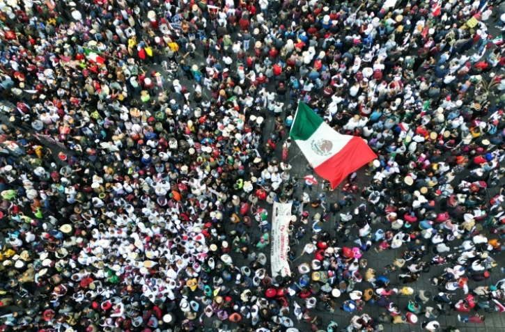 Mexique: le président Obrador dans la rue pour une démonstration de force