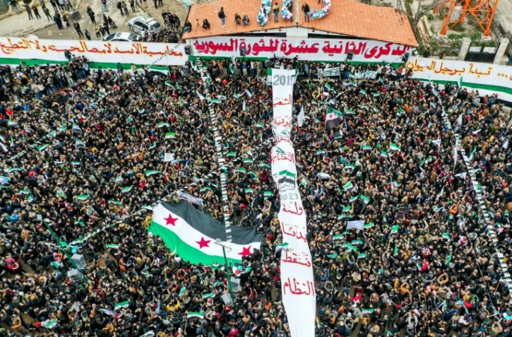 Des Syriens manifestent pour le 12e anniversaire du soulèvement antirégime