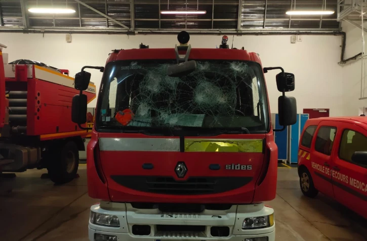 camion de pompiers caillasés saint-andré