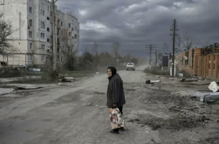 Une femme marche dans le village d'Arkhanhelske, dans la région de Kherson (Ukraine), le 3 novembre 2022 ( AFP / BULENT KILIC )