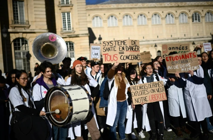 Déserts médicaux: internes et étudiants en médecine de retour dans la rue