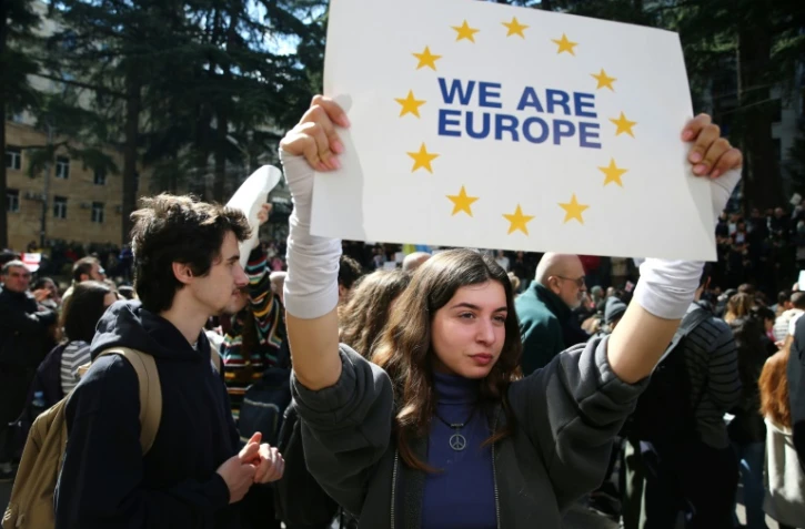 Géorgie: les manifestants crient "victoire" après le retrait d'un projet de loi décrié