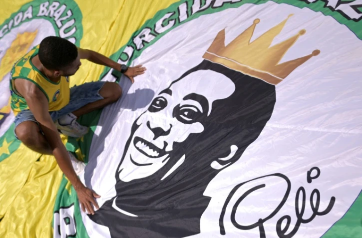 Les Brésiliens font leurs adieux au légendaire footballeur Pelé