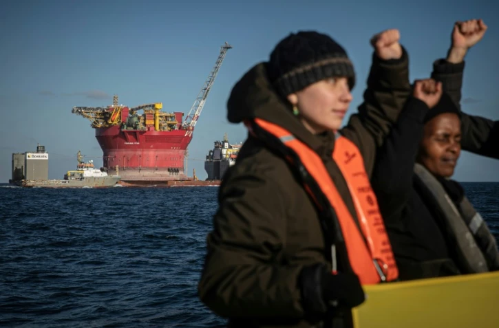 Deux militants de Greenpeace de plus sur un navire de Shell en pleine mer