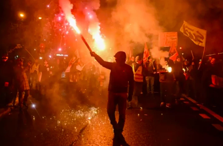 Marche aux flambeaux à Paris contre la réforme des retraites