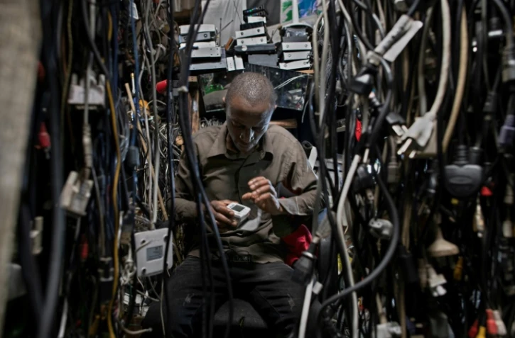 Au Kenya, deux innovateurs transforment les déchets électroniques en prothèse bionique