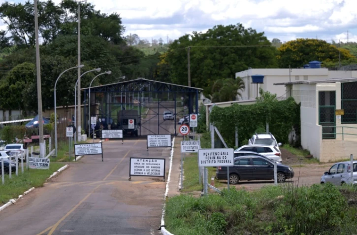 Brésil: devant la prison de Colmeia, les familles sans nouvelles des détenues