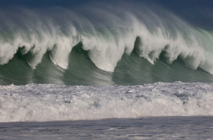 houle en bord de mer avec de grosses vagues