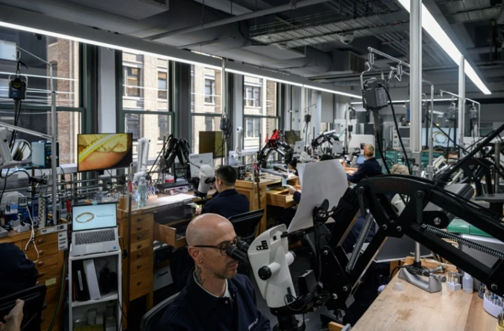 Pour donner vie à ses bijoux, Tiffany mise sur les artisans comme sur les ingénieurs