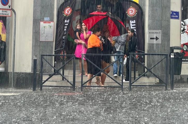 Saint-Denis sous la pluie