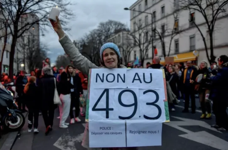 Manifestation près de la place d'Italie à Paris, le 18 mars 2023 ( AFP / JULIEN DE ROSA )