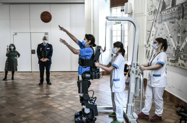 Aux Invalides, des militaires blessés peuvent remarcher à l'aide d'un exosquelette