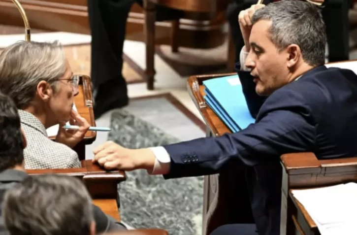 Le ministre de l'Intérieur Gérald Darmanin s'adresse à la Première ministre Elisabeth Borne lors d'une séance de questions à l'Assemblée nationale à Paris le 25 octobre 2022 ( AFP / Emmanuel DUNAND )
