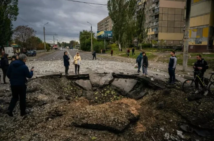Frappes russes massives sur l'Ukraine, Biden promet à Zelensky des "systèmes perfectionnés" de défense aérienne