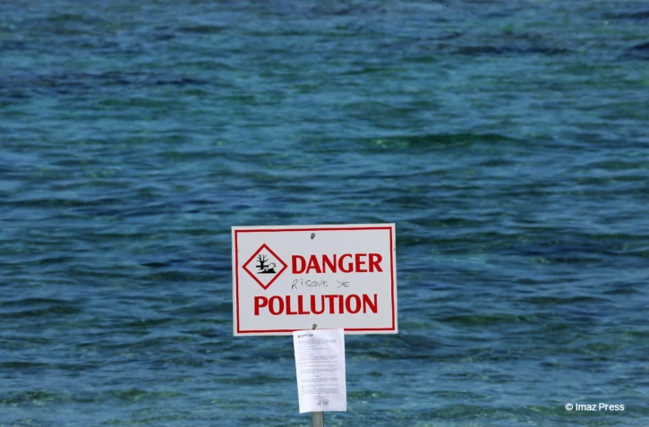 Panneau pollution plage